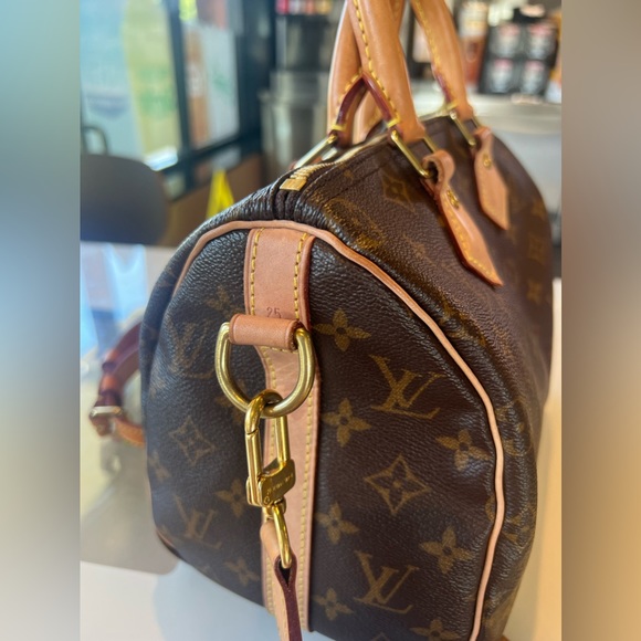 not for sell. Too old
Louis Vuitton Monogram Speedy 25 with Bandouliere strap - Picture 3 of 7